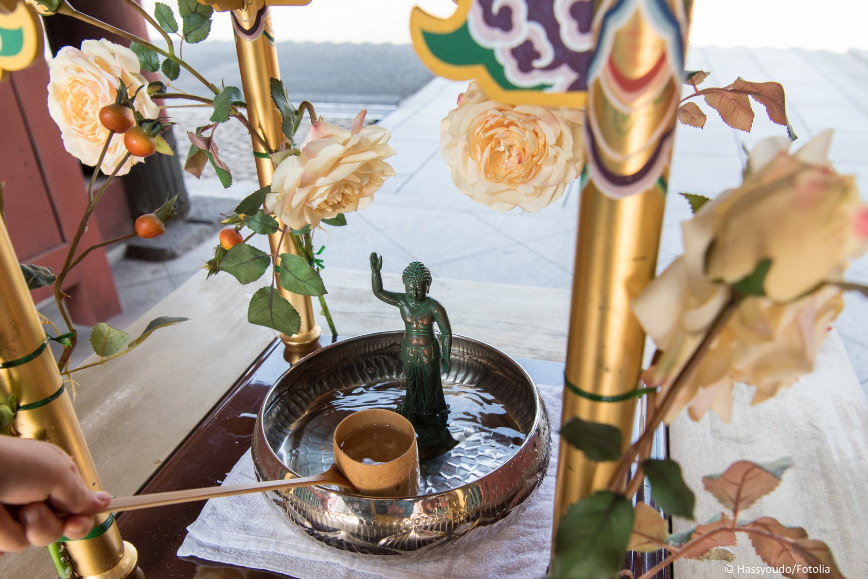 Wasserschale mit Figur Übergießen mit wasser an Buddhas Geburtstag