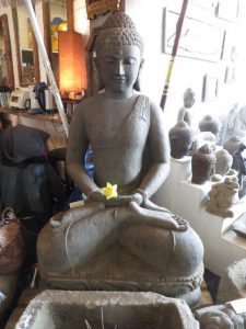 Buddha sitzend aus Andesit