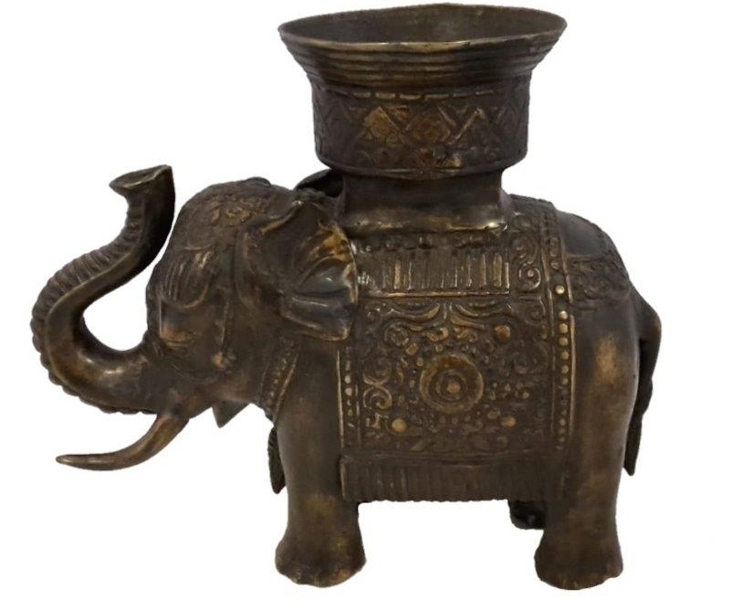 Elefant, stehend mit Kerzenhalter