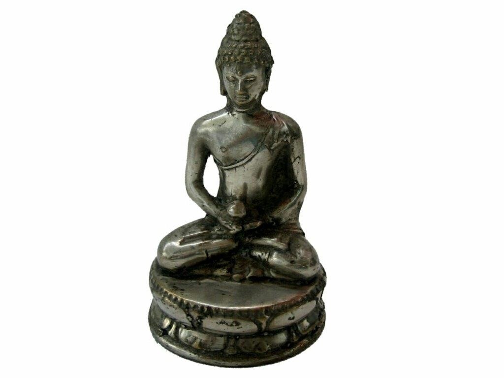 Buddha sitzend mit einer Kugel in den Händen 