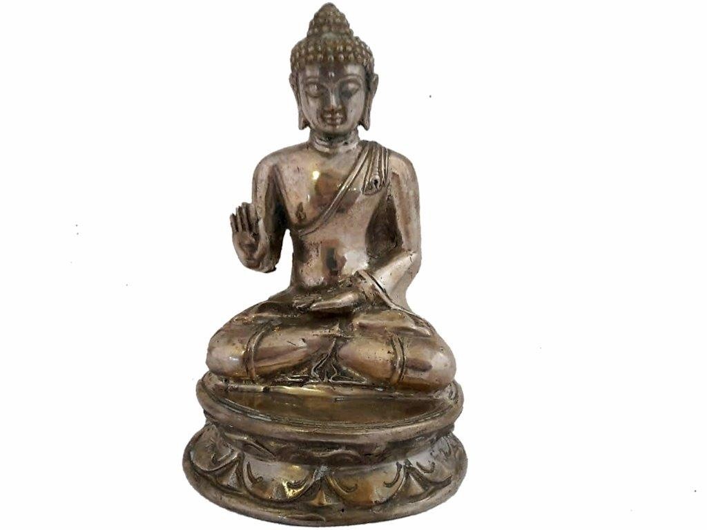 Buddha sitzend, Furchlosigkeitsgeste